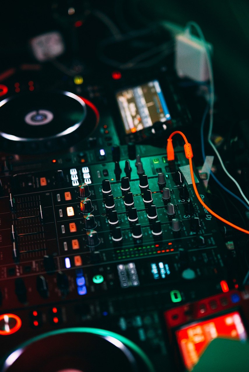Une table de mixage professionnelle avec plusieurs touches et boutons colorées pour les professionnels de la musique acoustique en live