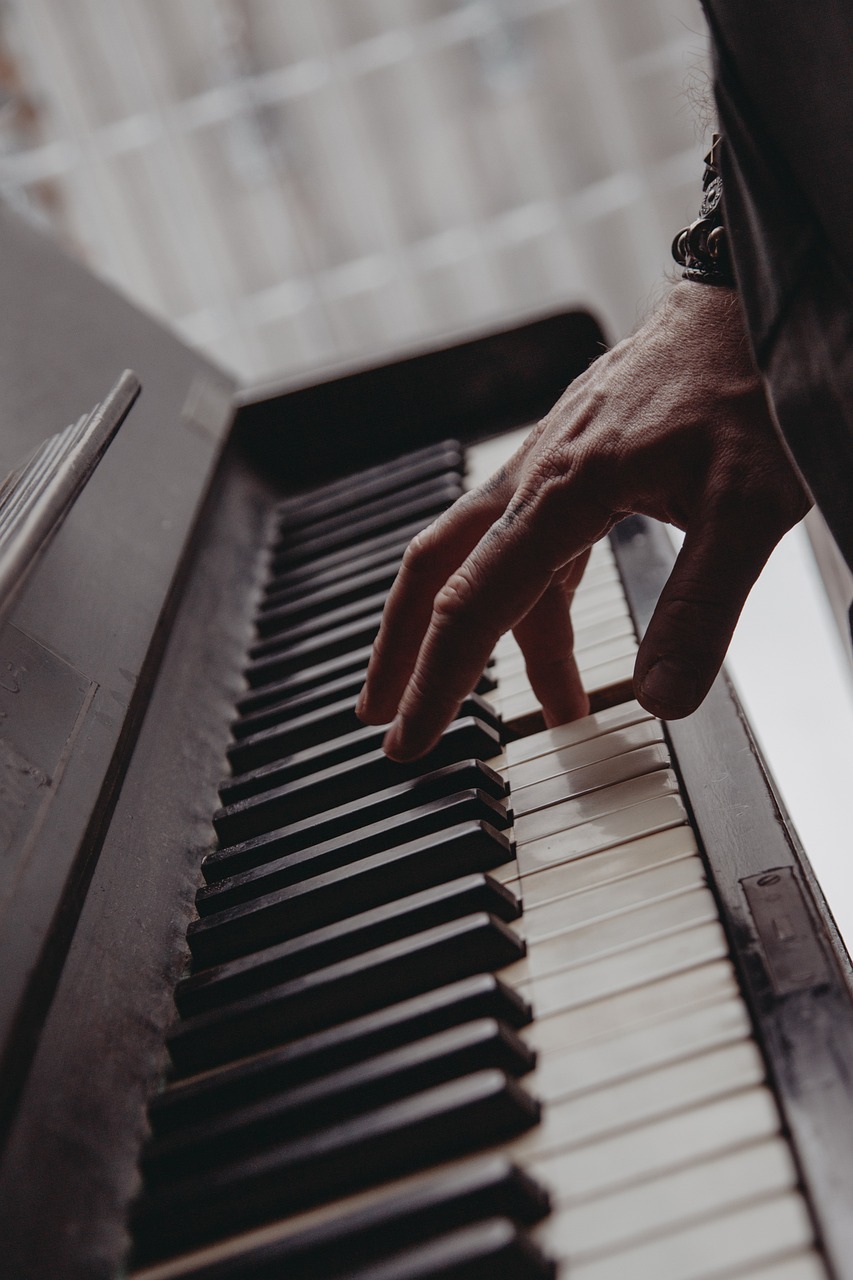 la main d'un musicien en train de jouer le piano, c'est la main droite